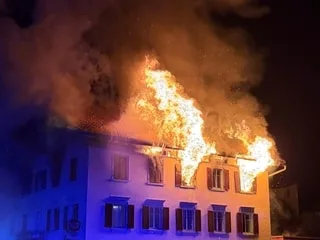 Cinq personnes portées disparues et huit blessées dans l’incendie d’un immeuble d’habitation en Suisse