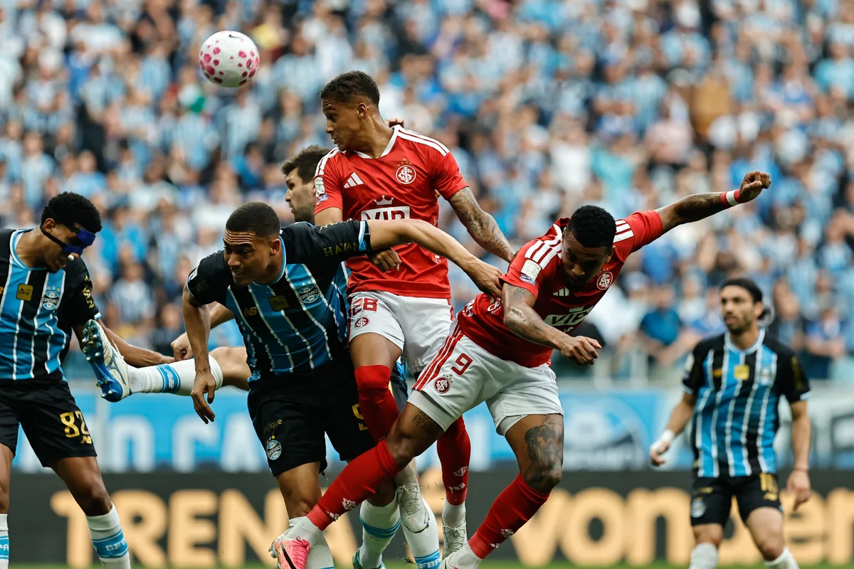 PC Oliveira diz que houve pênalti não marcado para o Grêmio no Gre-Nal; veja o lance