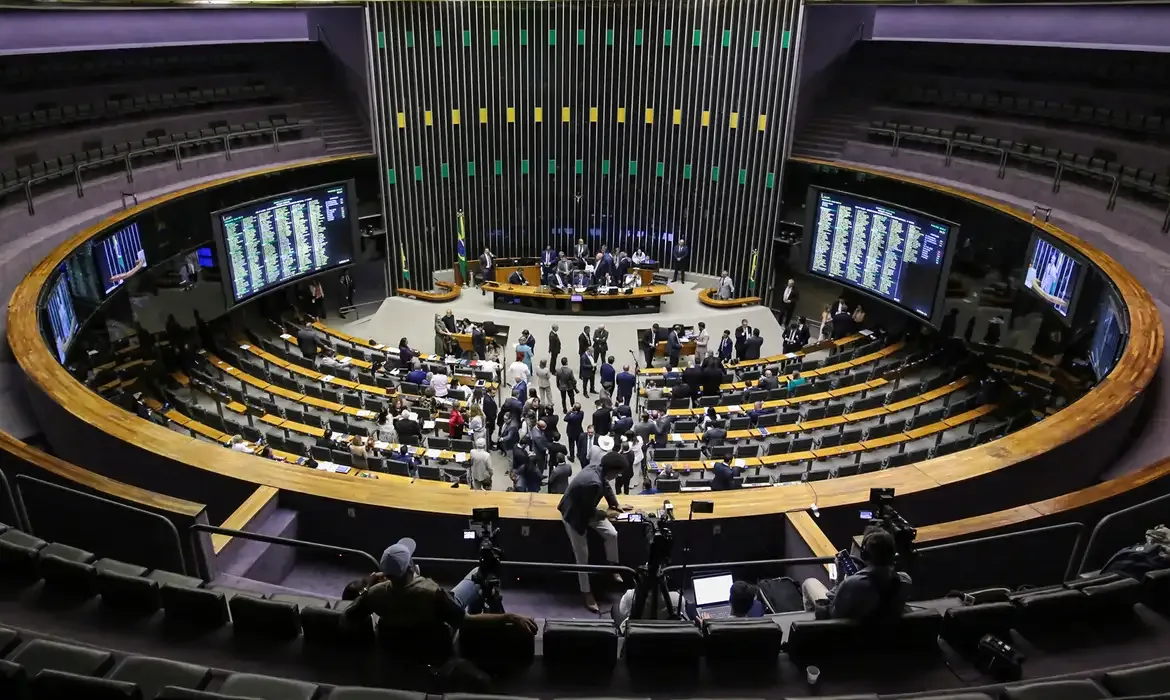 Câmara instala comissão para debater redução da maioridade penal, mas votação deve ficar para depois das eleições