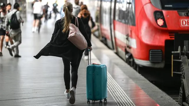 Sicherheit im Zugverkehr : Deutsche Bahn will Alkohol an allen Bahnhöfen verbieten