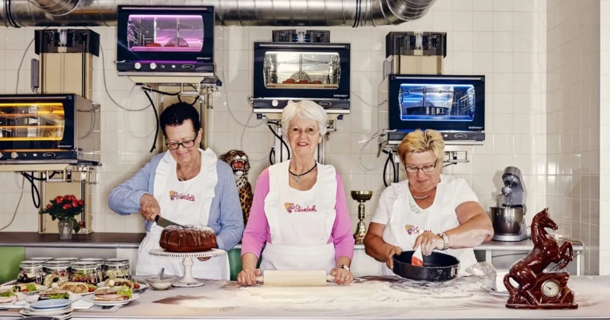 “Como en lo de la abuela”: Vollpension, la cafetería en Viena que emplea a mayores de 60 años para combatir la soledad