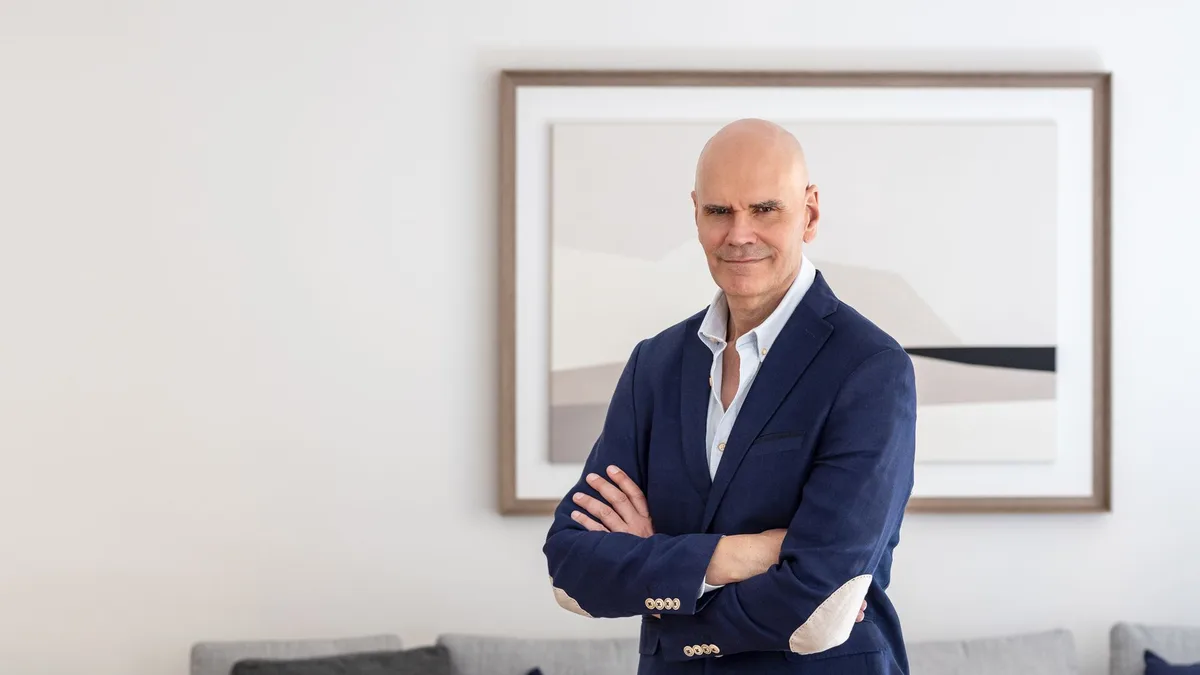 David González, interiorista, sobre cómo decorar una casa con personalidad: "Una butaca de los años 70 puede funcionar perfectamente junto a un sofá muy contemporáneo"