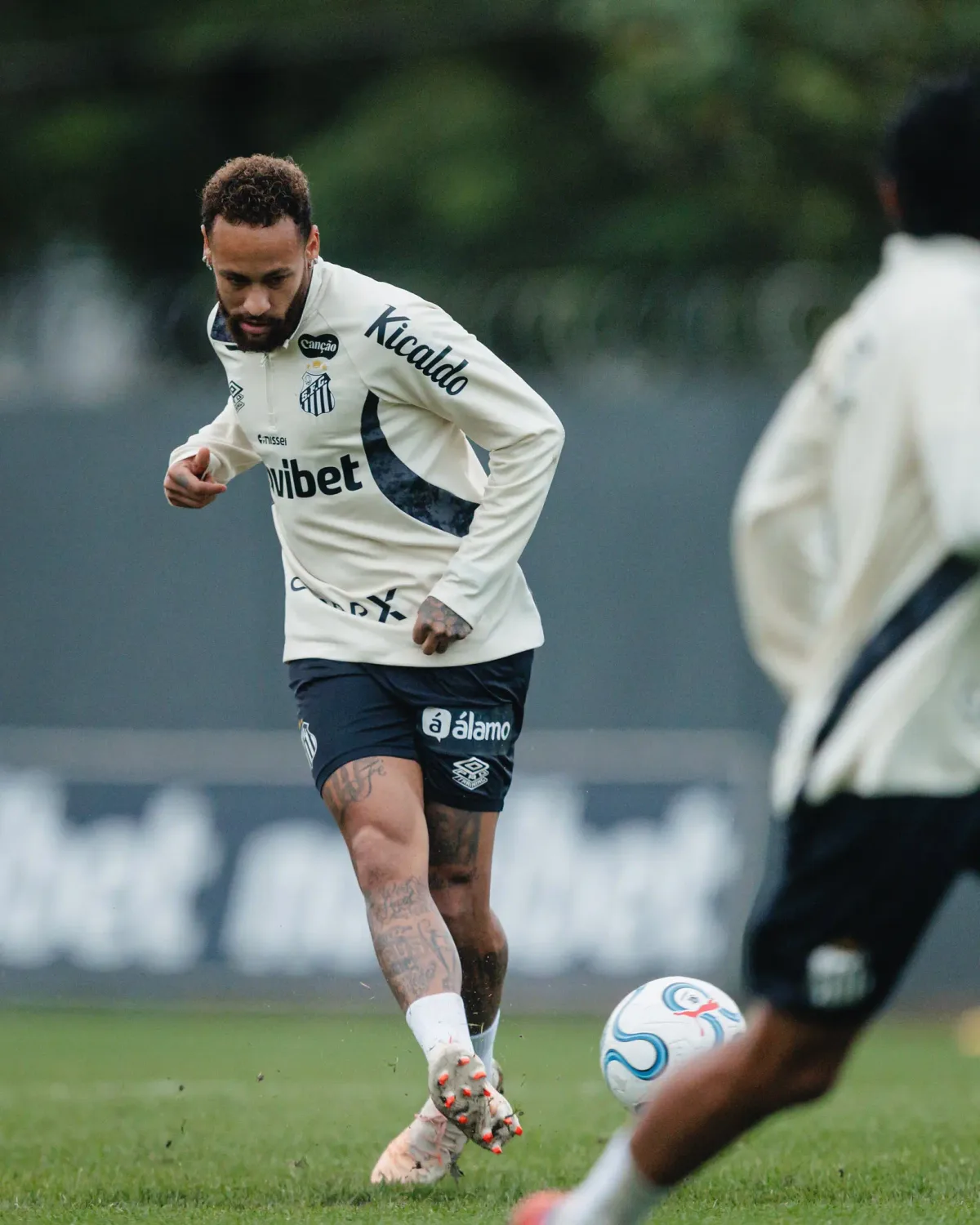 Santos treina sob chuva de olho em duelo pela Sul-Americana