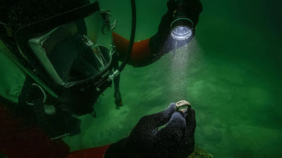 Hallan bajo el mar un anillo con la imagen del Faro de Alejandría, una de las siete maravillas del mundo antiguo