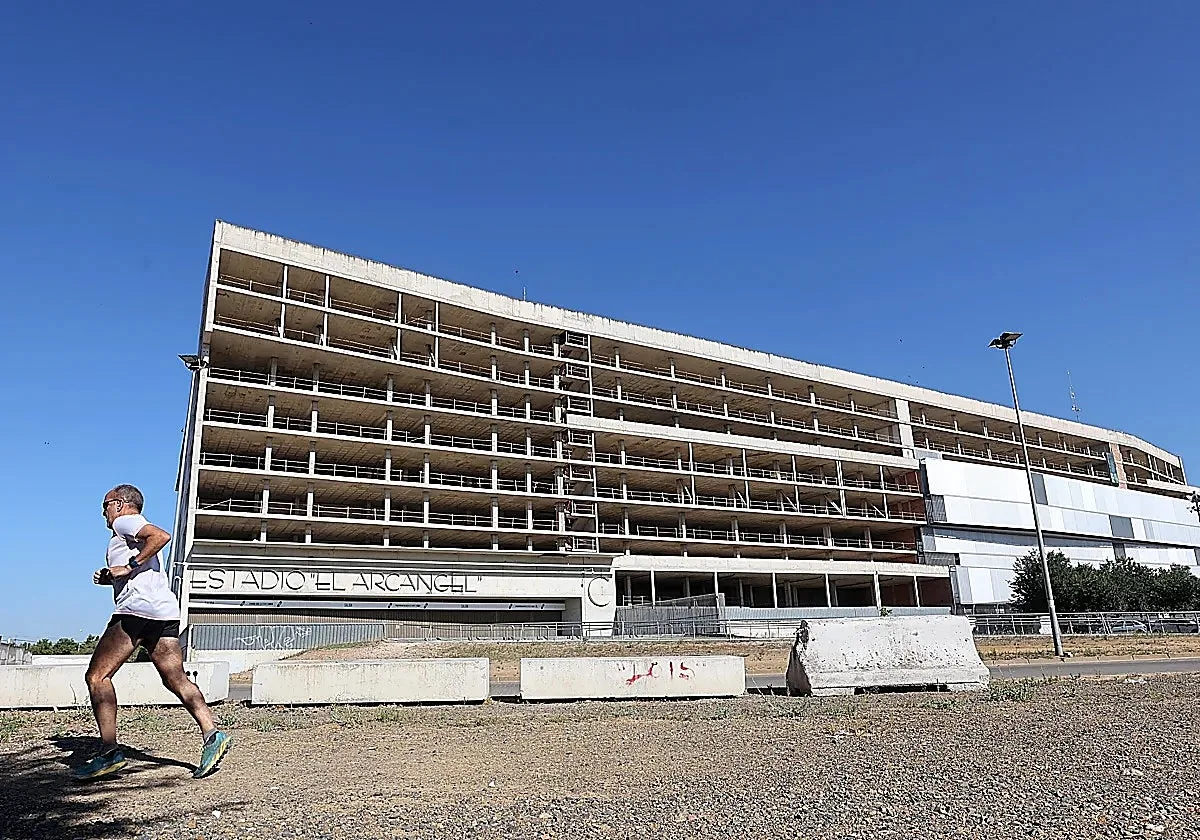 Bellido asegura que las obras en El Arcángel «van en ritmo» y prevé la instalación de las primeras lamas a finales de septiembre