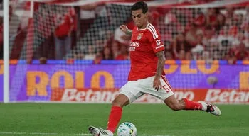 Médio do Benfica Enzo Barrenechea operado ao joelho esquerdo