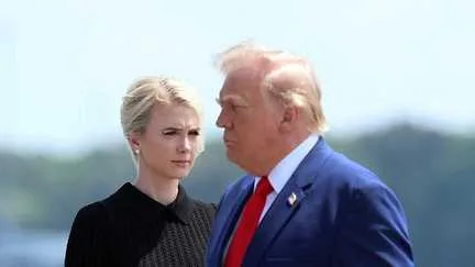 Qui est Natalie Harp, l'omniprésente assistante personnelle du président américain, Donald Trump ?