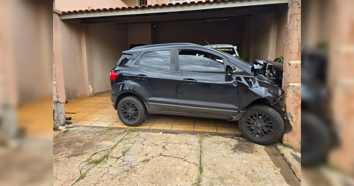 Câmera flagra momento em que veículo invade residência após colisão em Faxinal; veja