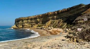 Buscas por mar e terra. Testemunhos assinalam desembarque de pessoas em Sesimbra, GNR aponta para tráfico