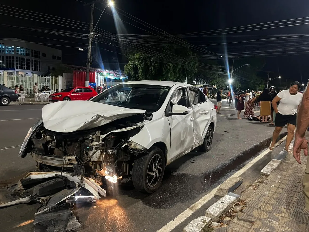 Três pessoas ficam feridas após colisão envolvendo duas motos e carro na Av. Ene Garcez
