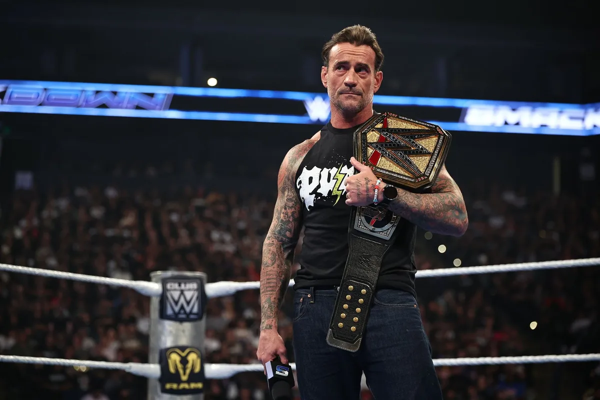 CM Punk podría perderse la gira por México tras terminar lesionado en WWE SmackDown | Video