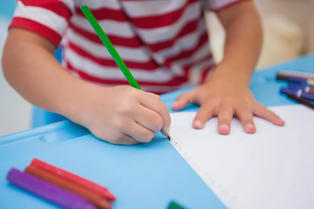 Manter criança com síndrome de Down longe da escola gera multa aos pais