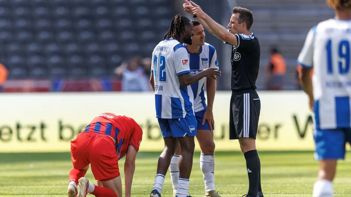 2. Bundesliga: Zwei Spiele Sperre für Herthas Zeefuik nach Platzverweis