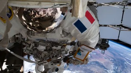 Astronautin und Astronaut bringen neue Antenne an ISS an