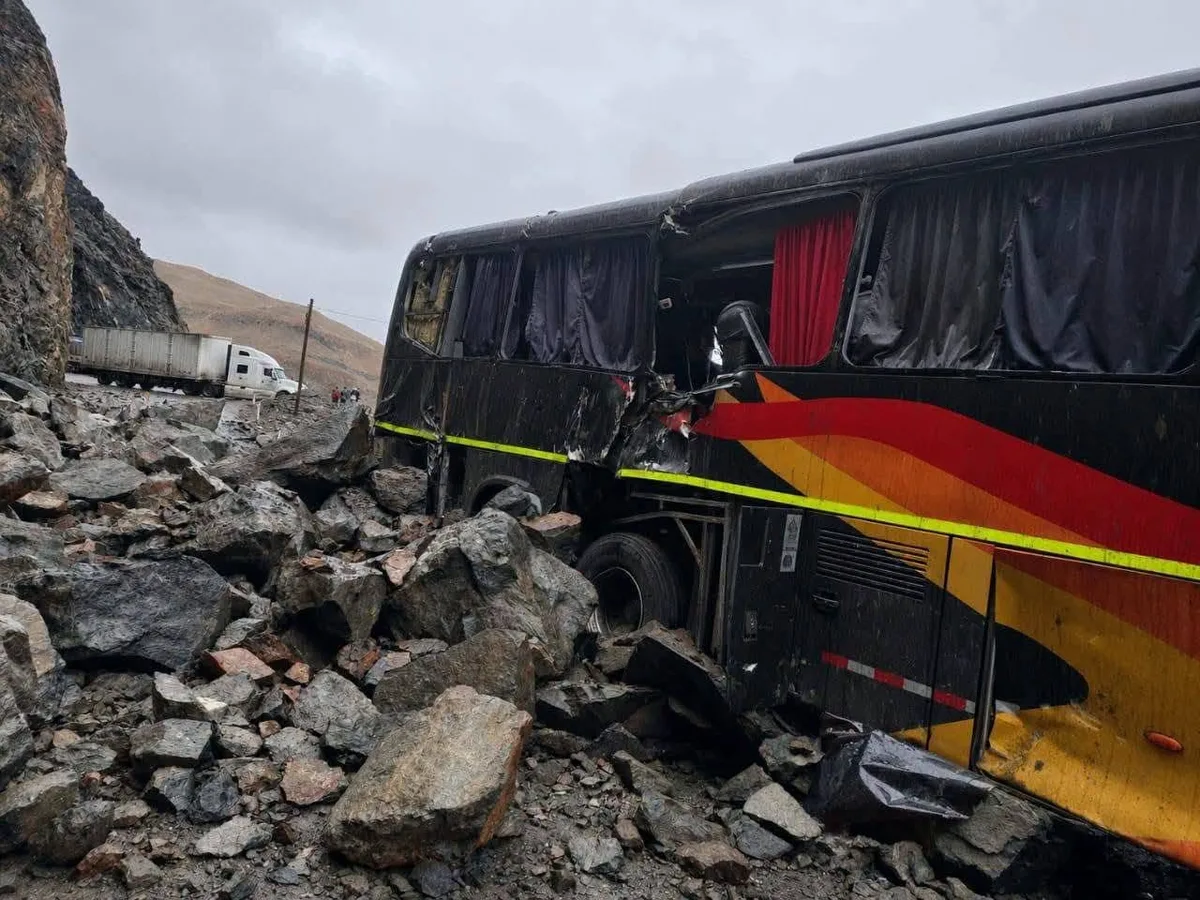Emergencia en Arequipa: cientos de varados, una mujer dio a luz en un bus y presidenta Keiko Fujimori llegó a Ocoña en el sexto día