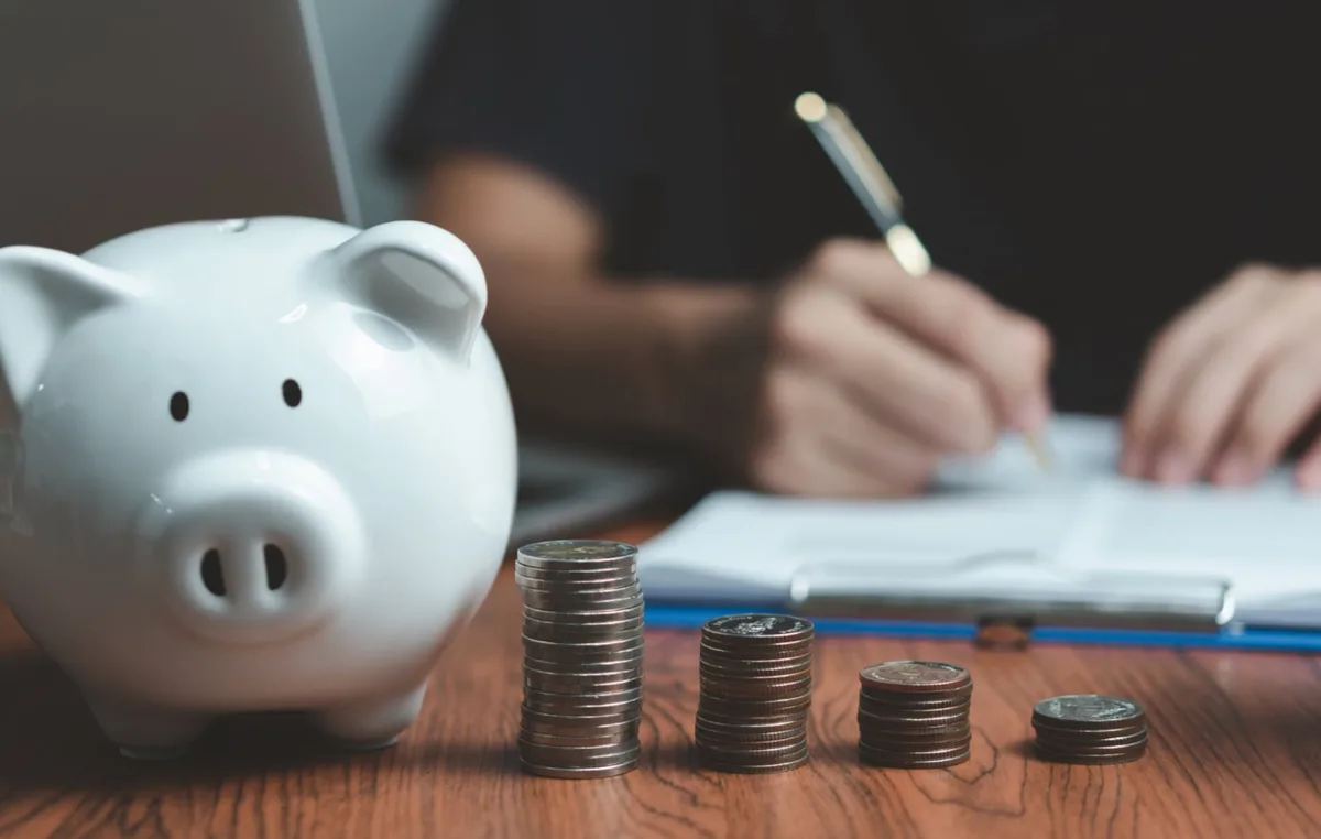 Seis hábitos sencillos para ahorrar dinero, proteger tus ingresos y hacer crecer tu patrimonio