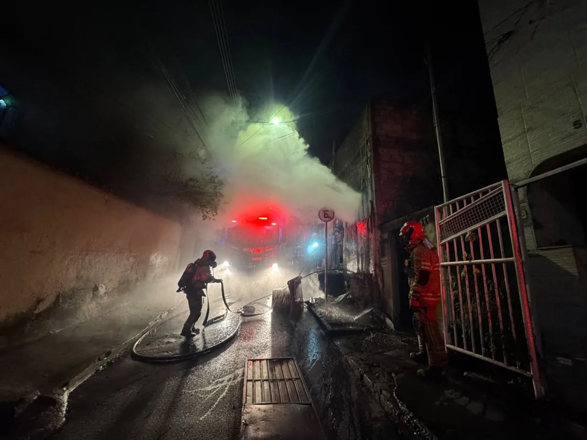 Casa é incendiada e mobiliza Bombeiros no Madre Gertrudes, em BH