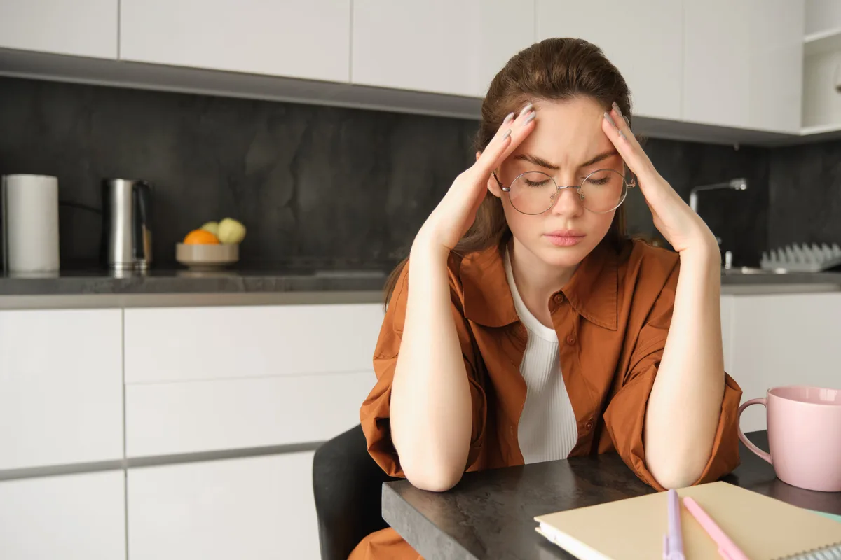 Las 10 señales que alertan del cortisol alto en mujeres: del aumento de peso al cansancio o problemas para dormir