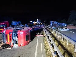 Fahrer und Sohn verletzt: Laster mit Kran kippt um - A2 voll gesperrt