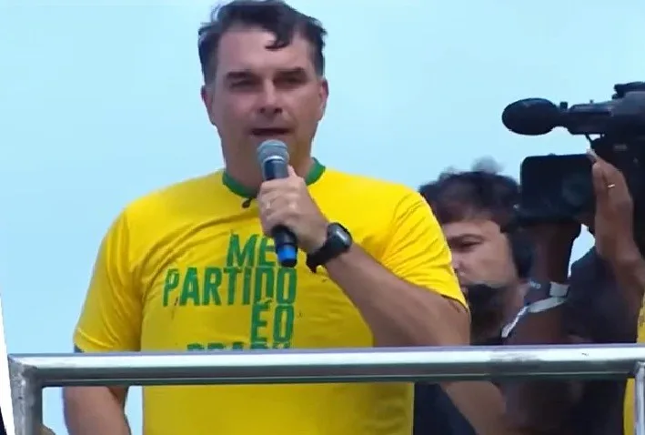 Com falas antigas de Jair, Flávio apela para memória do pai preso em primeiro ato de campanha