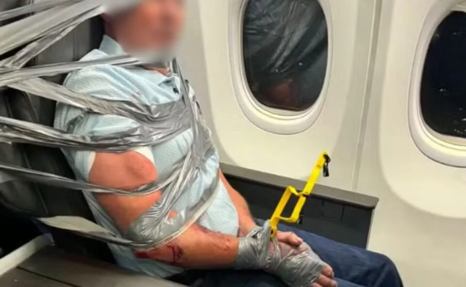 Homem é amarrado com fita adesiva durante voo após ofensas racistas e homofóbicas, segundo passageiros