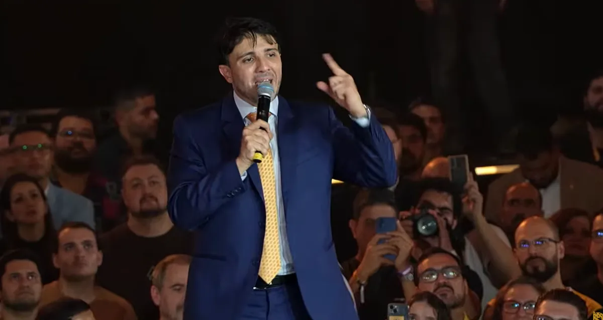 ‘Vaquinha virtual’ tem Renan Santos com mais de R$ 1,2 milhão, Flávio Bolsonaro com R$ 204 mil e Lula, em um dia, com R$ 56 mil