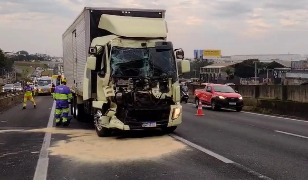 Batida entre dois caminhões deixa duas pessoas feridas na Rodovia Anhanguera, em Sumaré