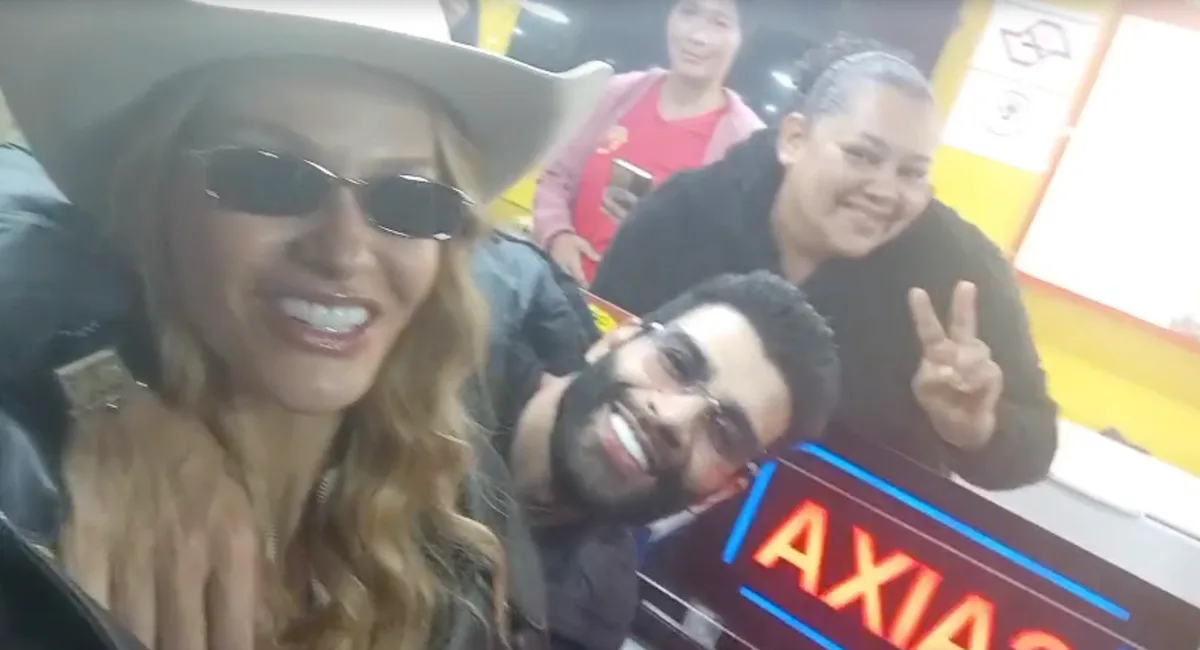 Clientes pedem 'pastel do embaixador' após Gusttavo Lima encomendar 20 em barraca na feira do Barretão