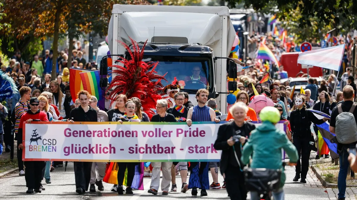 Aufzug durch die Innenstadt: CSD in Bremen – 30.000 Menschen und viel Polizei