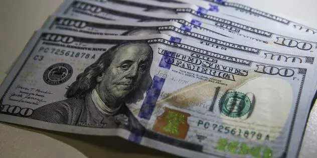 Dólar fecha abaixo de R$ 5 e acumula recuo de 23 centavos em uma semana