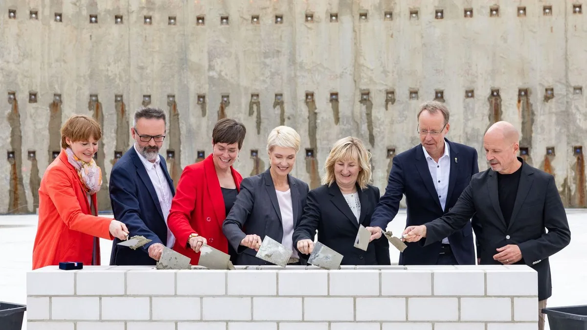 Neubau: Grundstein für neues Volkstheater in Rostock gelegt