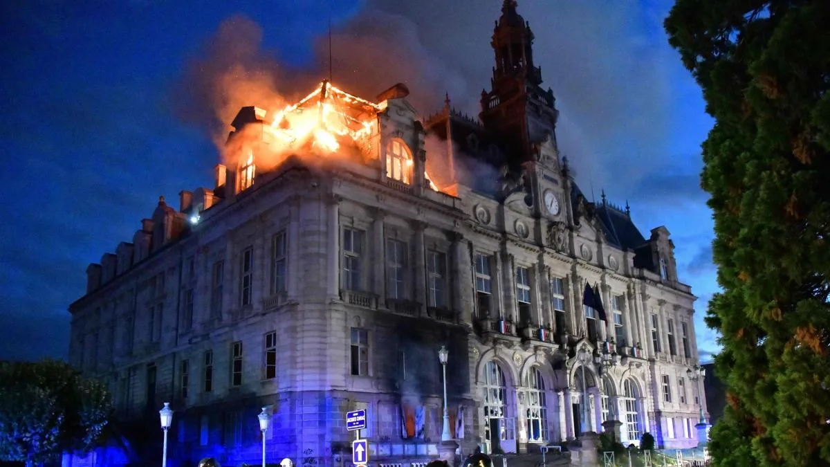Un grupo de manifestantes incendia el histórico ayuntamiento de Limoges
