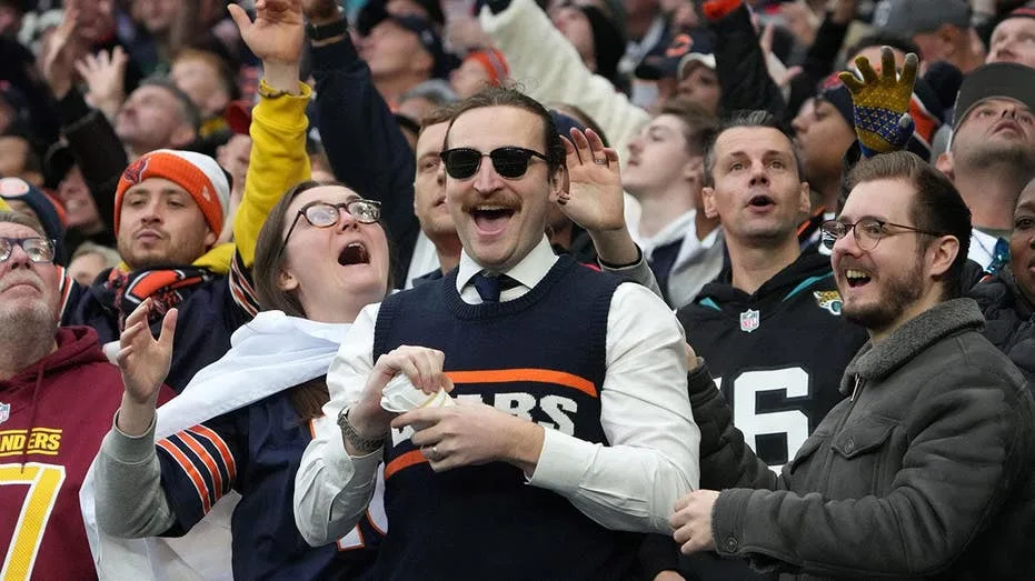 Mike Ditka tributes pour in from around the NFL including fans dressing like him in Green Bay