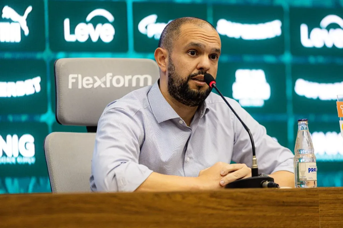 “A arbitragem foi um lixo, uma m…”: presidente do Fluminense critica juiz após derrota no clássico