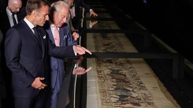 Teppich von Bayeux: Macron besichtigt mit König Charles und Burnham historischen Teppich