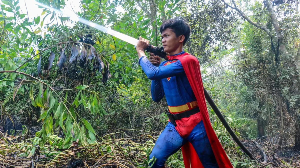 „Held des Waldes“: Er kämpft im Superman-Kostüm gegen die Waldbrände