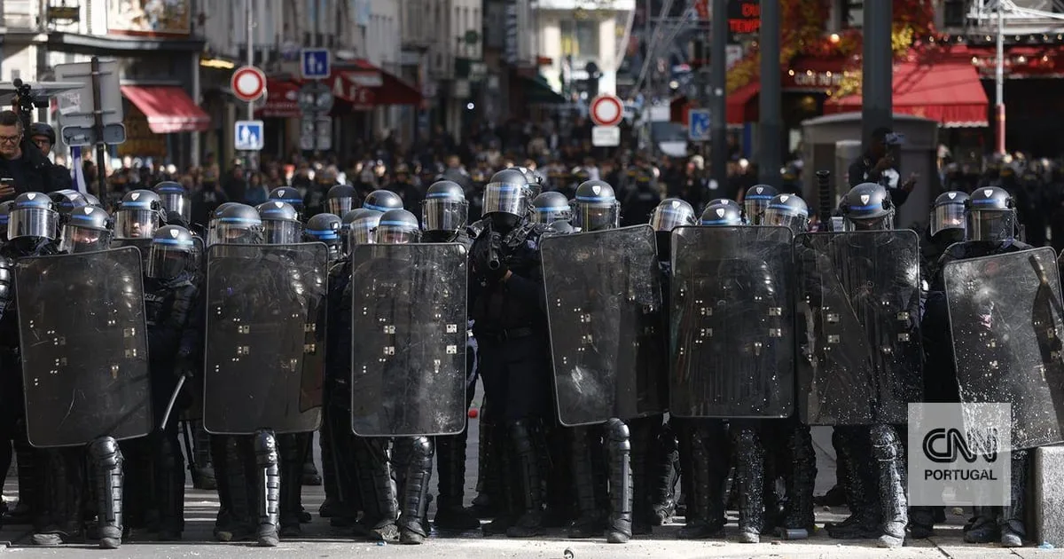 Confrontos em Paris