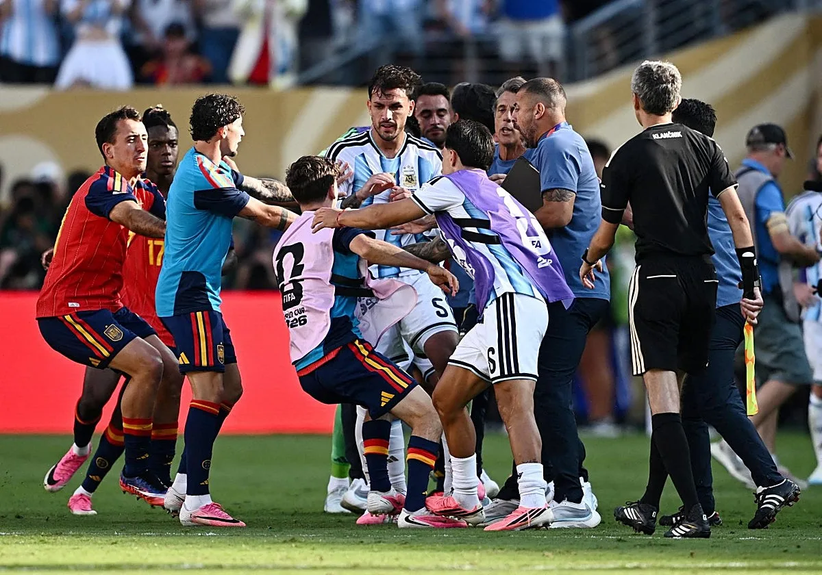 Durísimas sanciones de la FIFA: 10 partidos a Paredes y uno a Gavi por la pelea tras la final del Mundial