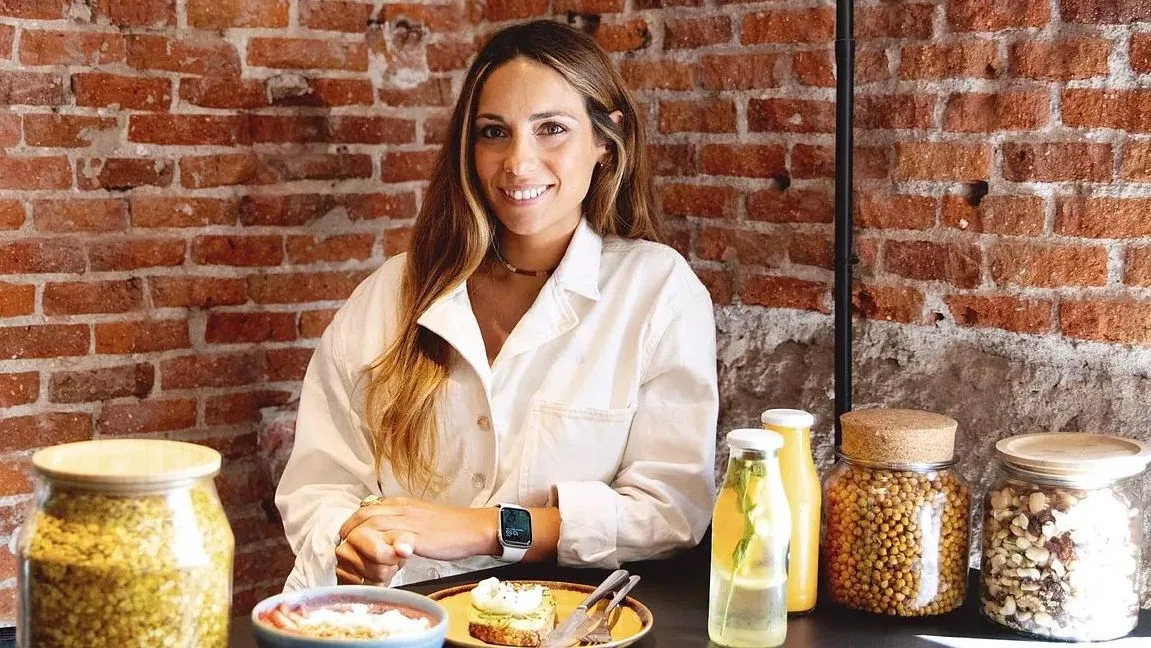Blanca García-Orea, dietista: "Parece un dónut de chocolate, pero es una receta sana que se prepara en 5 minutos"