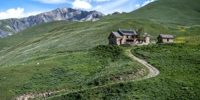 Au pic du Mas de La Grave, père et fils recréent un refuge à 2 000 mètres d’altitude : « Là, il fallait s’accrocher ! »
