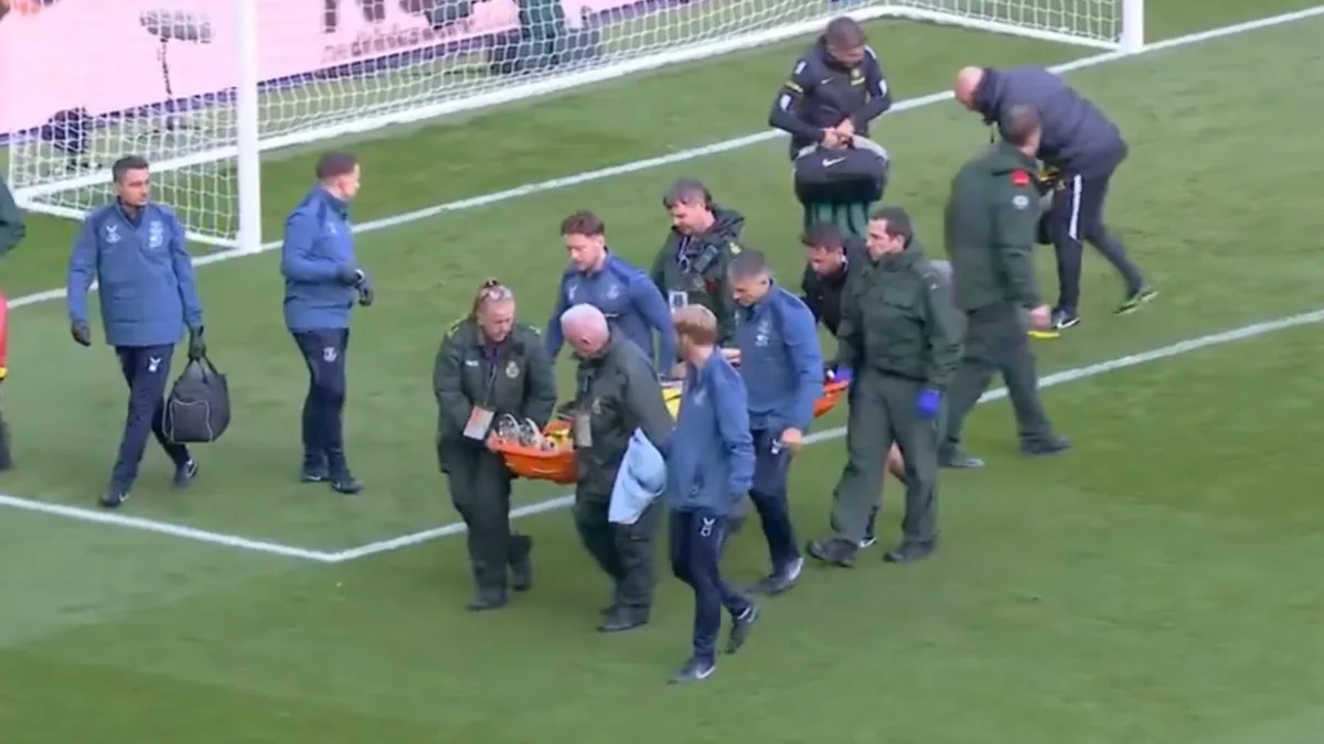 Dibu Martínez sufrió un fuerte golpe en la cabeza y salió en camilla en el partido del Chelsea