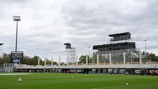 Fußball-Duell der Gegensätze:: Bundesliga kurios: Ort ohne Bahnhof empfängt Milliardenteam