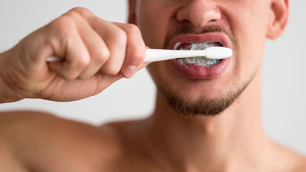 Claves para eliminar el mal aliento de forma definitiva, según una experta en higiene dental