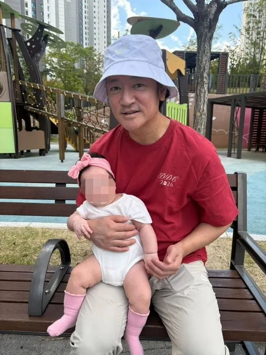 바비킴, 53세에 얻은 첫딸 공개…아빠 쏙 빼닮은 '붕어빵 비주얼'