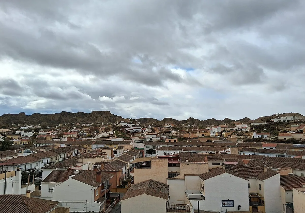 El pueblo andaluz donde miles de personas siguen viviendo dentro de una montaña