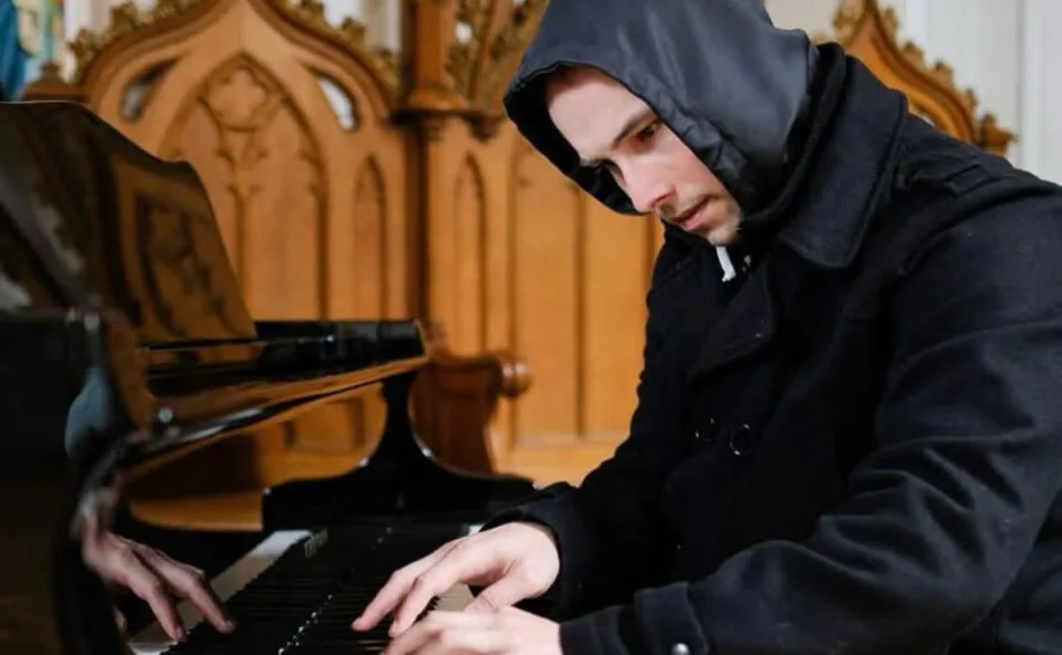 Pianista em situação de rua viraliza tocando em igreja e consegue arrecadar R$ 280 mil para instituições