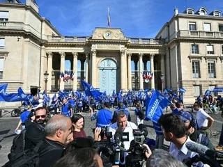 « Après les gilets jaunes, les gilets bleus » : des policiers manifestent devant l’Assemblée pour davantage de budget
