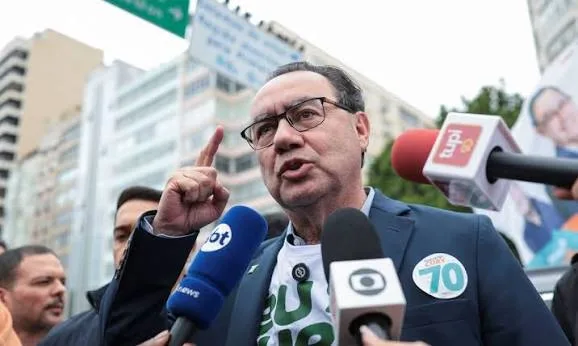 Flávio Bolsonaro sumó el apoyo de Augusto Cury, el tercer candidato con más votos en primera vuelta