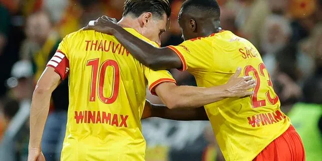 EN DIRECT, Lens-PSG : les Lensois devant au score mais réduits à dix avant la mi-temps du Trophée des champions