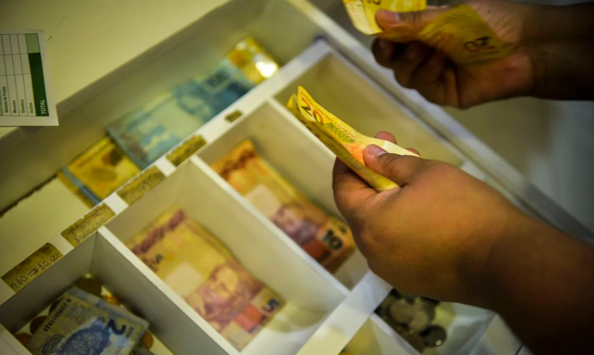 Estudantes podem receber R$ 200 a partir do dia 24; saiba como